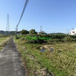 写真右上が売土地(外観)